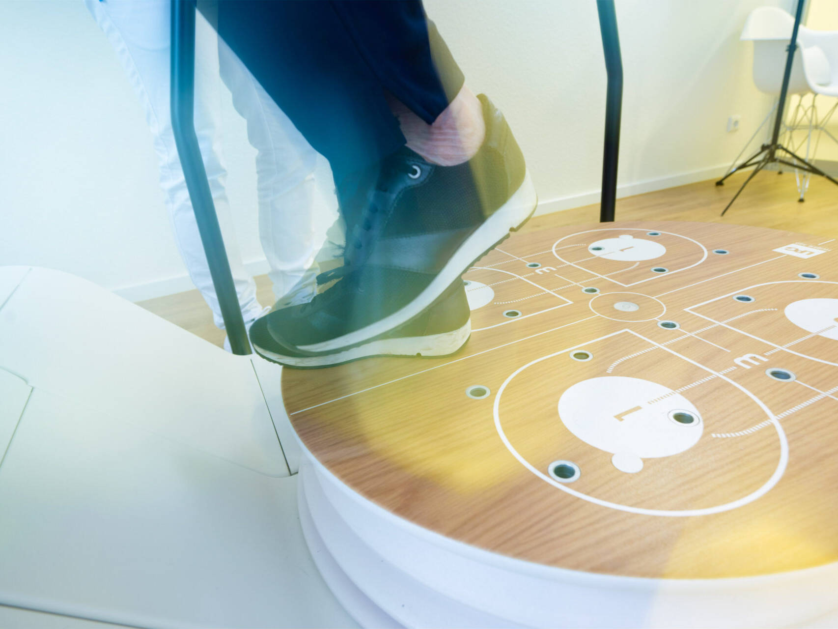 F&uuml;&szlig;e auf einer runden Messplattform mit Markierungen